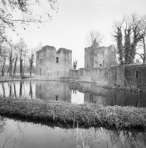 32-Ruïne van Brederode, met water en begroeiing op de voorgrond 1994.jpg